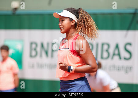 Paris, Frankreich. 28 Mai, 2018. Naomi in Osaka (JPN) Tennis: Naomi Osaka Japan reagiert während der Frauen singles Match der ersten Runde der French Open Tennis Turnier gegen Sofia Kenin der Vereinigten Staaten bei den Roland Garros in Paris, Frankreich. Quelle: LBA/Alamy leben Nachrichten Stockfoto