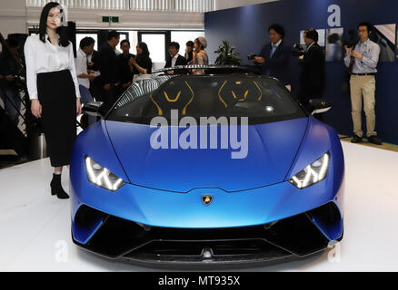 Tokio, Japan. 28 Mai, 2018. Ein Modell zeigt Lamborghini Huracan Performante Spyder an einem Japan Premiere in Tokio am Montag, 28. Mai 2018. Lamborghini verkauft 411 Fahrzeuge in Japan im vergangenen Jahr der zweitgrößte Markt in der Welt nach den Vereinigten Staaten. Credit: Yoshio Tsunoda/LBA/Alamy leben Nachrichten Stockfoto