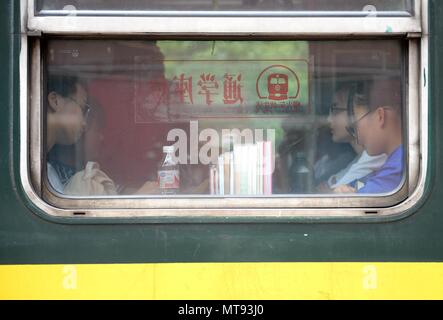 (180529) - XI'AN, 29. Mai 2018 (Xinhua) - die Schüler innerhalb der Student spezielle Laufwagen auf Zug Nr. 6063 in China, 27. Mai 2018. Der Zug Nr. 6063, welche Links 38 Stationen entlang der Route von Baoji der Provinz Shaanxi und Guangyuan der Provinz Sichuan, serviert Ihnen Tausende von Studenten, die in den Bergregionen leben und müssen Pendeln von Schulen zu Hause jede Woche. Zur Verbesserung der Dienstleistungen für die Fahrgäste, Student spezielle Wagen mit größere Schreibtische installiert und eine Bibliothek wurden Ende 2017 in Betrieb genommen. Mit dem Ansatz der diesjährigen Internationalen Tag der Kinder, über 300 n Stockfoto