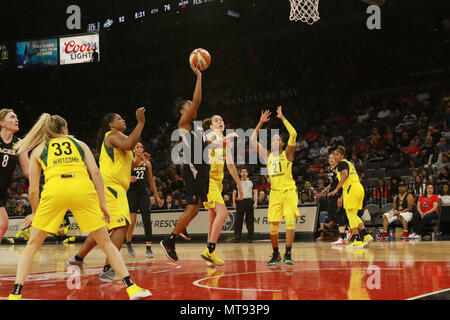 Las Vegas, Nevada, USA. 28 Mai, 2018. Lindsay Allen #15 der Las Vegas Asse übernimmt den Ball gegen die Seattle Storm in der Las Vegas Asse erste WNBA Home Game am 27. Mai 2018 im Mandalay Bay Events Center in Las Vegas, Nevada. Credit: Marcel Thomas/ZUMA Draht/Alamy leben Nachrichten Stockfoto