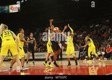 Las Vegas, Nevada, USA. 28 Mai, 2018. Lindsay Allen #15 der Las Vegas Asse übernimmt den Ball gegen die Seattle Storm in der Las Vegas Asse erste WNBA Home Game am 27. Mai 2018 im Mandalay Bay Events Center in Las Vegas, Nevada. Credit: Marcel Thomas/ZUMA Draht/Alamy leben Nachrichten Stockfoto