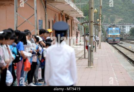 (180529) - XI'AN, 29. Mai 2018 (Xinhua) - Studenten warten, bis der Zug am Bahnhof Baishuijiang im Nordwesten der chinesischen Provinz Guansu, 27. Mai 2018. Der Zug Nr. 6063, welche Links 38 Stationen entlang der Route von Baoji der Provinz Shaanxi und Guangyuan der Provinz Sichuan, serviert Ihnen Tausende von Studenten, die in den Bergregionen leben und müssen Pendeln von Schulen zu Hause jede Woche. Zur Verbesserung der Dienstleistungen für die Fahrgäste, Student spezielle Wagen mit größere Schreibtische installiert und eine Bibliothek wurden Ende 2017 in Betrieb genommen. Mit dem Ansatz der diesjährigen Internationalen Kinder Stockfoto