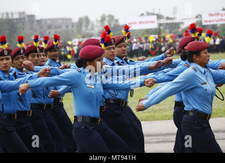 Kathmandu, Nepal. 29 Mai, 2018. Die nepalesische Polizei März Vergangenheit während Tag der Republik feiern in Kathmandu, Nepal am Dienstag, 29. Mai 2018. Tag der Republik erinnert an den Beginn der Demokratischen Bundesrepublik Nepal der Tag, an dem die Republik Nepal Zustand am 29. Mai 2008 wurde die Kennzeichnung. Credit: Skanda Gautam/ZUMA Draht/Alamy leben Nachrichten Stockfoto