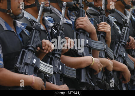 Kathmandu, Nepal. 29 Mai, 2018. Die nepalesische Polizei März Vergangenheit ihre Waffen während der Tag der Republik feiern in Kathmandu, Nepal am Dienstag, 29. Mai 2018. Tag der Republik erinnert an den Beginn der Demokratischen Bundesrepublik Nepal der Tag, an dem die Republik Nepal Zustand am 29. Mai 2008 wurde die Kennzeichnung. Credit: Skanda Gautam/ZUMA Draht/Alamy leben Nachrichten Stockfoto