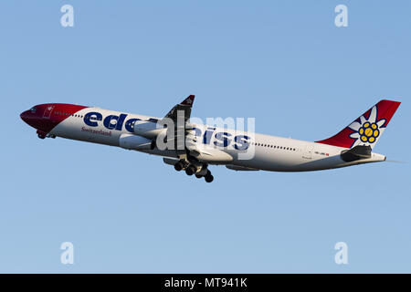 Richmond, British Columbia, Kanada. 27. Mai, 2018. Ein Edelweiss Air Airbus A340-300 (HB-JME) wide-Body Jet Airliner Airborne nach dem Take-off. Die Schweizer Freizeitaktivitäten Fluggesellschaft ist vollständig durch Swiss International Air Lines, Teil des Lufthansa Konzerns. Credit: bayne Stanley/ZUMA Draht/Alamy leben Nachrichten Stockfoto