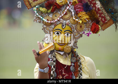 Kathmandu, Nepal. 29 Mai, 2018. Nepalesische maskierten Tänzer verkleidet als Gottheiten während der Tag der Republik feiern in Kathmandu, Nepal am Dienstag, 29. Mai 2018 durchführen. Tag der Republik erinnert an den Beginn der Demokratischen Bundesrepublik Nepal der Tag, an dem die Republik Nepal Zustand am 29. Mai 2008 wurde die Kennzeichnung. Credit: Skanda Gautam/ZUMA Draht/Alamy leben Nachrichten Stockfoto