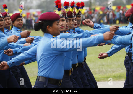 Kathmandu, Nepal. 29 Mai, 2018. Die nepalesische Polizei März Vergangenheit während Tag der Republik feiern in Kathmandu, Nepal am Dienstag, 29. Mai 2018. Tag der Republik erinnert an den Beginn der Demokratischen Bundesrepublik Nepal der Tag, an dem die Republik Nepal Zustand am 29. Mai 2008 wurde die Kennzeichnung. Credit: Skanda Gautam/ZUMA Draht/Alamy leben Nachrichten Stockfoto