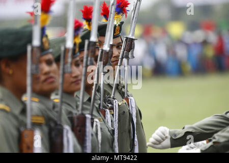 Kathmandu, Nepal. 29 Mai, 2018. Nepalesische weiblichen Beamten März Vergangenheit ihre Waffen während der Tag der Republik feiern in Kathmandu, Nepal am Dienstag, 29. Mai 2018. Tag der Republik erinnert an den Beginn der Demokratischen Bundesrepublik Nepal der Tag, an dem die Republik Nepal Zustand am 29. Mai 2008 wurde die Kennzeichnung. Credit: Skanda Gautam/ZUMA Draht/Alamy leben Nachrichten Stockfoto