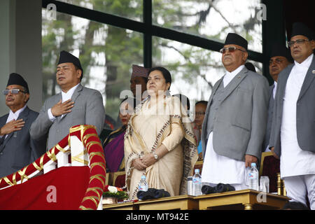 Kathmandu, Nepal. 29 Mai, 2018. Präsident Bidhya Devi Bhandari (C) neben Premierminister KP Sharma Oli (R) und andere stehen Schutz auf der Nationalhymne während der Tag der Republik feiern in Kathmandu, Nepal am Dienstag, 29. Mai 2018. Tag der Republik erinnert an den Beginn der Demokratischen Bundesrepublik Nepal der Tag, an dem die Republik Nepal Zustand am 29. Mai 2008 wurde die Kennzeichnung. Credit: Skanda Gautam/ZUMA Draht/Alamy leben Nachrichten Stockfoto