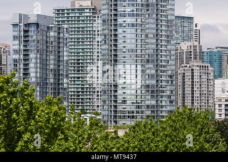 Vancouver, British Columbia, Kanada. 16 Mai, 2018. Hohe condominium Türme voll zusammen in Vancouver's Downtown Core. Credit: bayne Stanley/ZUMA Draht/Alamy leben Nachrichten Stockfoto