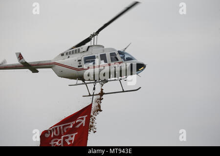 Kathmandu, Nepal. 29 Mai, 2018. Eine Armee Häcksler werfen Blumen während der Tag der Republik feiern in Kathmandu, Nepal am Dienstag, 29. Mai 2018. Tag der Republik erinnert an den Beginn der Demokratischen Bundesrepublik Nepal der Tag, an dem die Republik Nepal Zustand am 29. Mai 2008 wurde die Kennzeichnung. Credit: Skanda Gautam/ZUMA Draht/Alamy leben Nachrichten Stockfoto