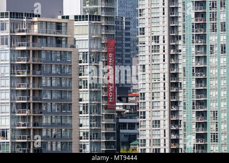 Vancouver, British Columbia, Kanada. 10. Mai, 2018. Hohe condominium Türme voll zusammen in Vancouver's Downtown Core. Credit: bayne Stanley/ZUMA Draht/Alamy leben Nachrichten Stockfoto