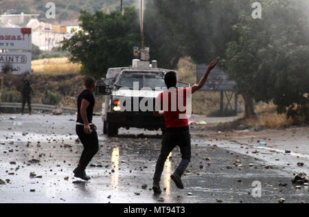 Auseinandersetzungen zwischen palästinensischen Demonstranten und israelischen Sicherheitskräfte während der NAKBA 70. Jahrestag in der Nähe der Hawara checkpoint ausbrechen, im Süden der Stadt Nablus im Westjordanland. 15 Mai, 2018. Die NAKBA Tag ist eine jährliche Gedenkfeier von Palästinensern markiert die Vertreibung der Palästinenser während des Krieges 1948 mit Israel, die Palästinenser als "Katastrophe siehe erinnern, '' oder Nakba Credit: Mohammed Turabi/IMAGESLIVE/ZUMA Draht/Alamy leben Nachrichten Stockfoto