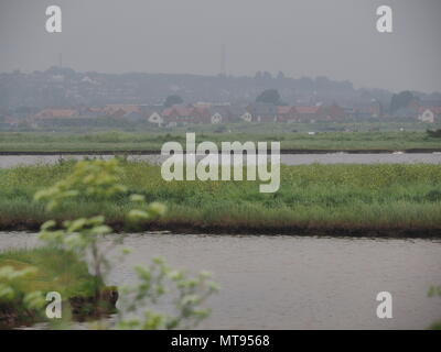 Sheerness, Kent, Großbritannien. 29 Mai, 2018. UK Wetter: Nass und bewölkten Morgen, mit leichtem Nieselregen/Nebel hängt über der Mitte Häuser, Sheerness. Credit: James Bell/Alamy leben Nachrichten Stockfoto