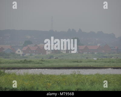 Sheerness, Kent, Großbritannien. 29 Mai, 2018. UK Wetter: Nass und bewölkten Morgen, mit leichtem Nieselregen/Nebel hängt über der Mitte Häuser, Sheerness. Credit: James Bell/Alamy leben Nachrichten Stockfoto