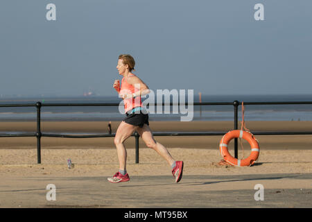 Crosby, Liverpool. 29 Mai, 2018. UK Wetter: hellen Sommertag an der Nordwestküste als Anwohner und Urlauber nehmen am frühen Morgen Übung auf dem Küstenweg und Merseyside Strand. Der Strand ist mit Spring Bank Holiday Wurf mit überquellenden Mülleimer und Müll weht im Wind geschmückt. Die sefton Rat Behälter eindeutig unzureichend für die Menge der Kunststoffabfälle. Credit: MediaWorldImages/AlamyyLiveNews. Stockfoto