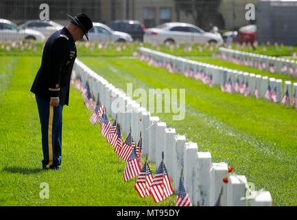 Los Angeles, USA. 28 Mai, 2018. Ein Soldat zahlt seinen Respekt zu Veteran's Grabsteine während des Memorial Day Einhaltung am Los Angeles National Cemetery in Los Angeles, in den Vereinigten Staaten am 28. Mai 2018. Credit: Zhao Hanrong/Xinhua/Alamy leben Nachrichten Stockfoto