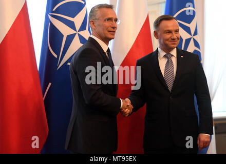 Warschau, Polen. 28 Mai, 2018. Der polnische Präsident Andrzej Duda (R) schüttelt Hände mit NATO-Generalsekretär Jens Stoltenberg bei Belweder Palast in Warschau, Polen, am 28. Mai 2018. Credit: Maciej Gillert/Xinhua/Alamy leben Nachrichten Stockfoto