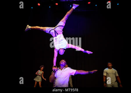 London, Großbritannien. 29. Mai 2018. Kolumbianische Latin Circus Company'' bringt Circolombia visuell beeindruckende Leistung wirkt vor Ihre Schlagzeile zu dem Underbelly Festival laufen auf der Southbank. Credit: Guy Corbishley/Alamy leben Nachrichten Stockfoto