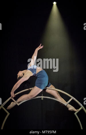 London, Großbritannien. 29. Mai 2018. Kolumbianische Latin Circus Company'' bringt Circolombia visuell beeindruckende Leistung wirkt vor Ihre Schlagzeile zu dem Underbelly Festival laufen auf der Southbank. Credit: Guy Corbishley/Alamy leben Nachrichten Stockfoto