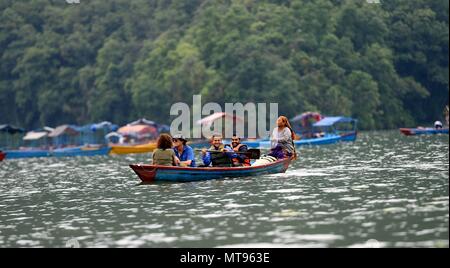 Pokhara. 29 Mai, 2018. Touristen fahren Sie mit dem Boot auf dem Fewa See von Pokhara, etwa 200 km westlich von Kathmandu, der Hauptstadt von Nepal. Pokhara ist eins der besten Tourist Reiseziele in Nepal und einem Trekking Tor zum Annapurna reicht. Credit: Sunil Sharma/Xinhua/Alamy leben Nachrichten Stockfoto