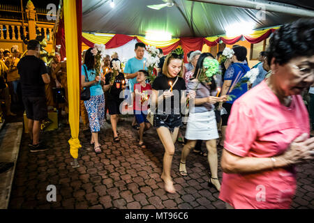 Kuala Lumpur, Malaysia. 28 Mai, 2018. Wesak Feier zum Tag Kick off am siamesischen buddhistischen Tempel Chetawan in Petaling Jaya, Malaysia, am 28. Mai 2018. Buddhistische Mönche führte ein Gebet Prozession um den Tempel. © Danny Chan/Alamy Leben Nachrichten. Stockfoto