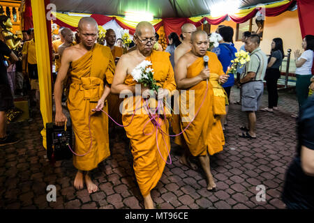 Kuala Lumpur, Malaysia. 28 Mai, 2018. Wesak Feier zum Tag Kick off am siamesischen buddhistischen Tempel Chetawan in Petaling Jaya, Malaysia, am 28. Mai 2018. Buddhistische Mönche führte ein Gebet Prozession um den Tempel. © Danny Chan/Alamy Leben Nachrichten. Stockfoto