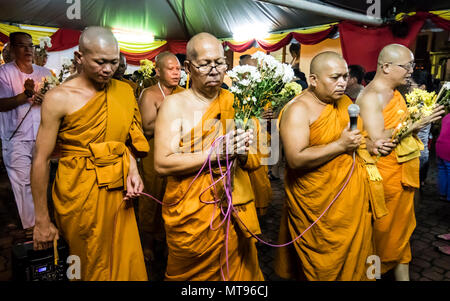 Kuala Lumpur, Malaysia. 28 Mai, 2018. Wesak Feier zum Tag Kick off am siamesischen buddhistischen Tempel Chetawan in Petaling Jaya, Malaysia, am 28. Mai 2018. Buddhistische Mönche führte ein Gebet Prozession um den Tempel. © Danny Chan/Alamy Leben Nachrichten. Stockfoto