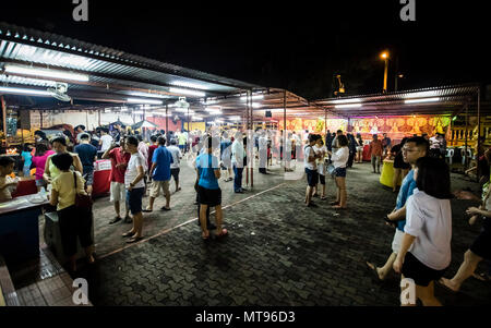 Kuala Lumpur, Malaysia. 28 Mai, 2018. Wesak Feier zum Tag Kick off am siamesischen buddhistischen Tempel Chetawan in Petaling Jaya, Malaysia, am 28. Mai 2018. Buddhistische widmet sich in den Tempel, um zu beten. © Danny Chan/Alamy Leben Nachrichten. Stockfoto