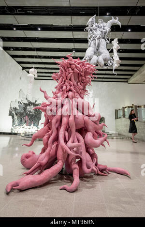 London, Großbritannien. 29. Mai 2018. 'Monster Pink', 2011, von Lee Bul (Vordergrund) in einer Vorschau von "Lee Bul: Absturz", eine neue Ausstellung in der Hayward Gallery, die Arbeit von einem der renommiertesten zeitgenössischen asiatischen Künstlern. Die Ausstellung läuft vom 30. Mai bis 19. August 2018. Credit: Stephen Chung/Alamy leben Nachrichten Stockfoto