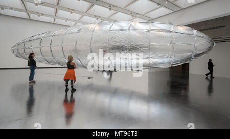 London, Großbritannien. 29. Mai 2018. Galerie Personal View' Bereit Anfällig", 2015-16, von Lee Bul an eine Vorschau von "Lee Bul: Absturz", eine neue Ausstellung in der Hayward Gallery, die Arbeit von einem der renommiertesten zeitgenössischen asiatischen Künstlern. Die Ausstellung läuft vom 30. Mai bis 19. August 2018. Credit: Stephen Chung/Alamy leben Nachrichten Stockfoto