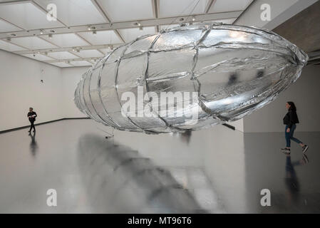 London, Großbritannien. 29. Mai 2018. Galerie Personal View' Bereit Anfällig", 2015-16, von Lee Bul an eine Vorschau von "Lee Bul: Absturz", eine neue Ausstellung in der Hayward Gallery, die Arbeit von einem der renommiertesten zeitgenössischen asiatischen Künstlern. Die Ausstellung läuft vom 30. Mai bis 19. August 2018. Credit: Stephen Chung/Alamy leben Nachrichten Stockfoto