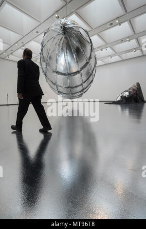 London, Großbritannien. 29. Mai 2018. Galerie Personal View' Bereit Anfällig", 2015-16, von Lee Bul an eine Vorschau von "Lee Bul: Absturz", eine neue Ausstellung in der Hayward Gallery, die Arbeit von einem der renommiertesten zeitgenössischen asiatischen Künstlern. Die Ausstellung läuft vom 30. Mai bis 19. August 2018. Credit: Stephen Chung/Alamy leben Nachrichten Stockfoto