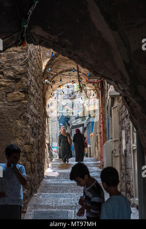 JERUSALEM, Israel - 15. MAI 2018: die Palästinensische muslimischen Menschen, die ihren Alltag in der arabischen Viertel von Jerusalem Stockfoto