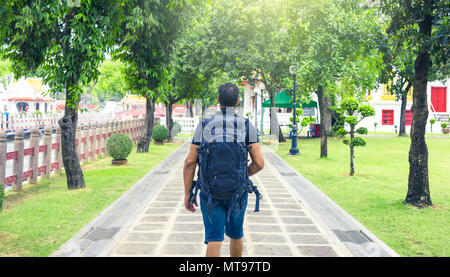 Mann backpacher Asien besuchen, der an einem sonnigen Tag, Solo Reise, Urlaub und Ferien. Stockfoto