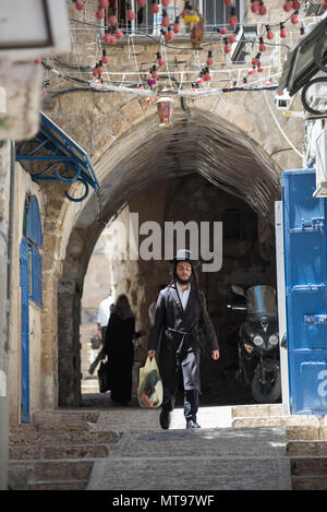 JERUSALEM, ISRAEL - Mai, 16, 2018: Ultraorthodoxen Haredi Juden, die ihren Alltag auf den Straßen der Mea Shearim Neighborhood in Jerusalim Stockfoto