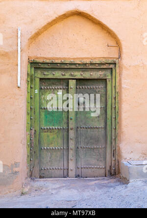 Omani aus Holz geschnitzte Tür Region Dakhiliyah, Ad, Al Hamra, Oman Stockfoto