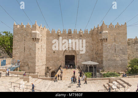 JERUSALEM, Israel - 15. MAI 2018: Touristen und Einheimische durch das Damaskus Tor, eine der wichtigsten Eingänge in die Altstadt von Jerusalem Stockfoto