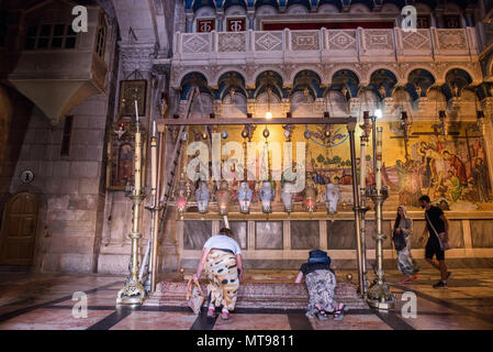 JERUSALEM, Israel - 15. MAI 2018: Pilger Anbetung der Stein der Salbung, der Ort, wo der Leib Jesu wurde festgelegt, nach der das Kruzifix. Chur Stockfoto