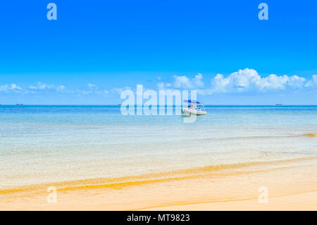 Schöne und unberührte portugiesische Insel Strand mit türkisblauen Wasser, Mosambik. Strand mit blau-grüne Wasser isoliert Stockfoto