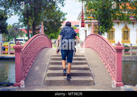 Mann backpacher Asien besuchen, der an einem sonnigen Tag, Solo Reise und Ferien Konzept. Stockfoto