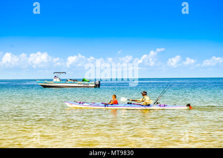 Schöne und unberührte portugiesische Insel Strand mit türkisblauen Wasser, Mosambik. Strand mit blau-grüne Wasser isoliert Stockfoto