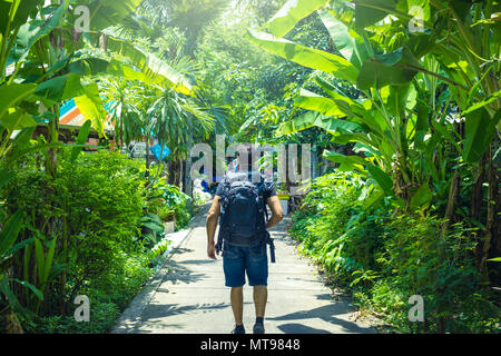 Mann backpacher Asien besuchen, der an einem sonnigen Tag, Solo Reise und Ferien Konzept. Stockfoto
