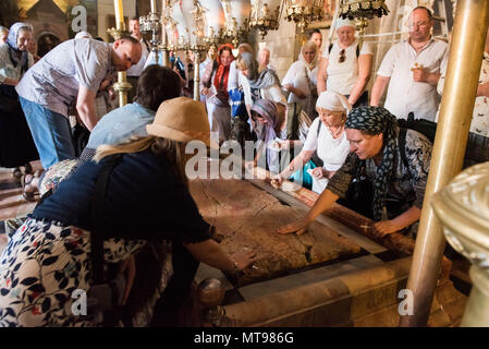 JERUSALEM, Israel - 15. MAI 2018: Pilger Anbetung der Stein der Salbung, der Ort, wo der Leib Jesu wurde festgelegt, nach der das Kruzifix. Chur Stockfoto