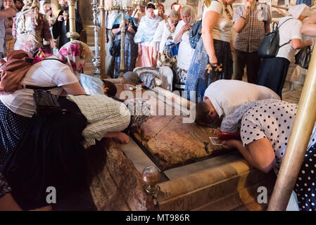 JERUSALEM, Israel - 15. MAI 2018: Pilger Anbetung der Stein der Salbung, der Ort, wo der Leib Jesu wurde festgelegt, nach der das Kruzifix. Chur Stockfoto