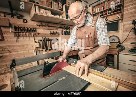 Professionelle Tischler arbeitet mit einer Säge Bank in seiner Werkstatt Stockfoto