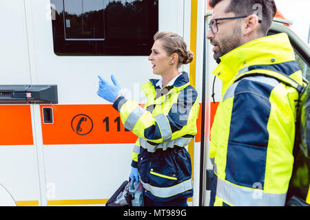 Rettungssanitäter Krankenschwester und Notarzt im Rettungswagen Stockfoto