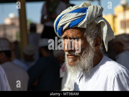 Alte omanische Mann in den Viehmarkt, Ad Region Dakhiliyah, Nizwa, Oman Stockfoto