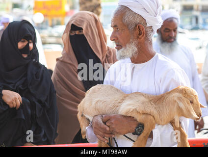 Omanische Mann verkauft Schafe auf dem Markt, Ad Region Dakhiliyah, Nizwa, Oman Stockfoto