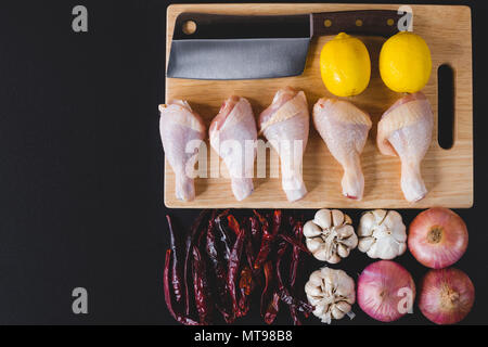 Rohes Huhn Beine und Marinade Zutaten auf die Küche, Flachbild Bild mit Leerzeichen für Ihren Text festlegen Stockfoto